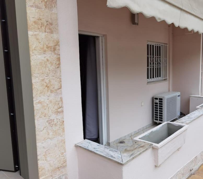 Comfy Apartment With Low Ceiling Attic Athens Exterior photo
