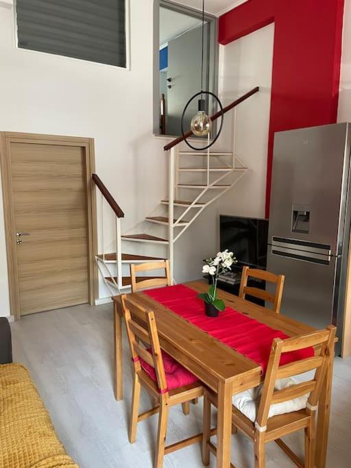 Comfy Apartment With Low Ceiling Attic Athens Exterior photo